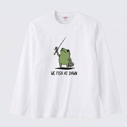 WE FISH AT DAWN | カエル 魚釣り イラスト ワンポイント かわいい 長袖Tシャツ【釣り男子・釣りガール・ルームウェア・ギフト】