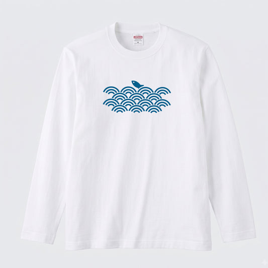 波と魚 | 和風 伝統 幾何学 青海波 魚 イラスト 釣り人 クール 長袖Tシャツ【釣り好き・和柄好き・アングラー・プレゼントに最適】