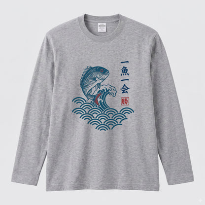一魚一会 | 和柄 チヌ 黒鯛 波 浮世絵風 筆文字 釣り グラフィック 長袖Tシャツ【釣り雑貨・海釣り・磯釣り・カジュアル・ギフトに最適】