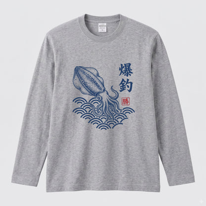 爆釣祈願 | 和柄 アオリイカ 烏賊 エギング 波 浮世絵風 筆文字 釣り グラフィック 長袖Tシャツ【釣り雑貨・海釣り・エギング・カジュアル・ギフトに最適】