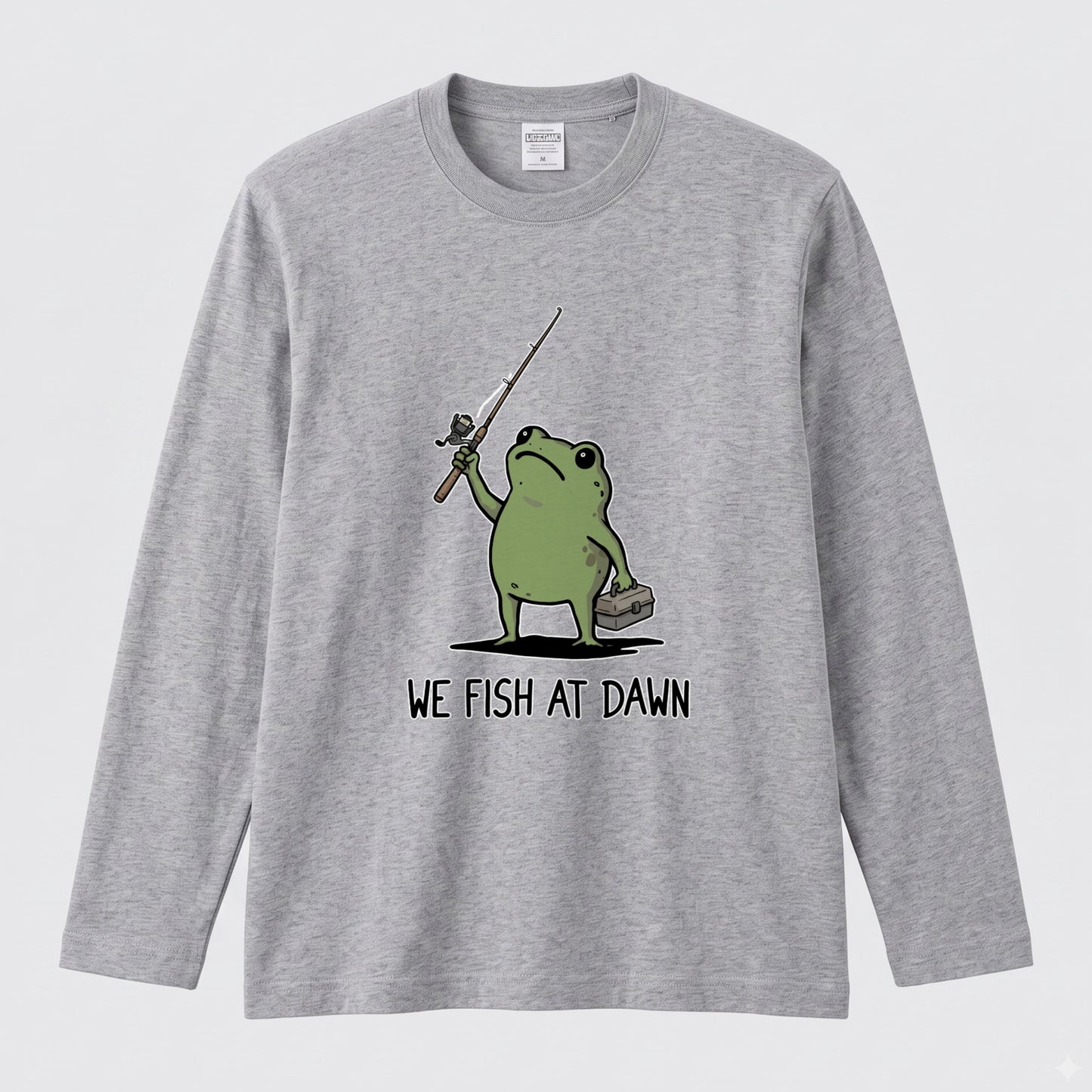 WE FISH AT DAWN | カエル 魚釣り イラスト ワンポイント かわいい 長袖Tシャツ【釣り男子・釣りガール・ルームウェア・ギフト】