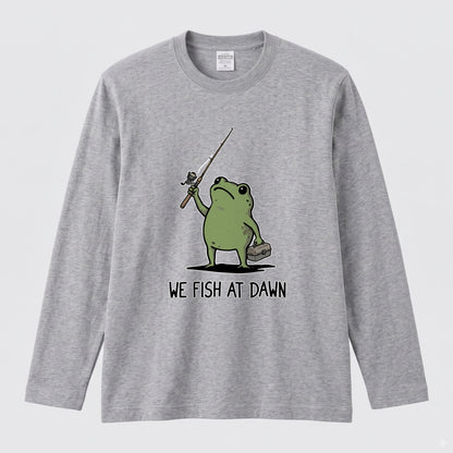 WE FISH AT DAWN | カエル 魚釣り イラスト ワンポイント かわいい 長袖Tシャツ【釣り男子・釣りガール・ルームウェア・ギフト】