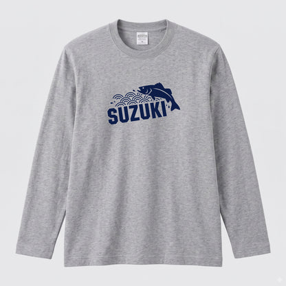 SUZUKI | スズキ 魚 和柄 波 イラスト 英字 ワンポイント 長袖Tシャツ【釣り男子・釣りガール・ストリート・ギフト】