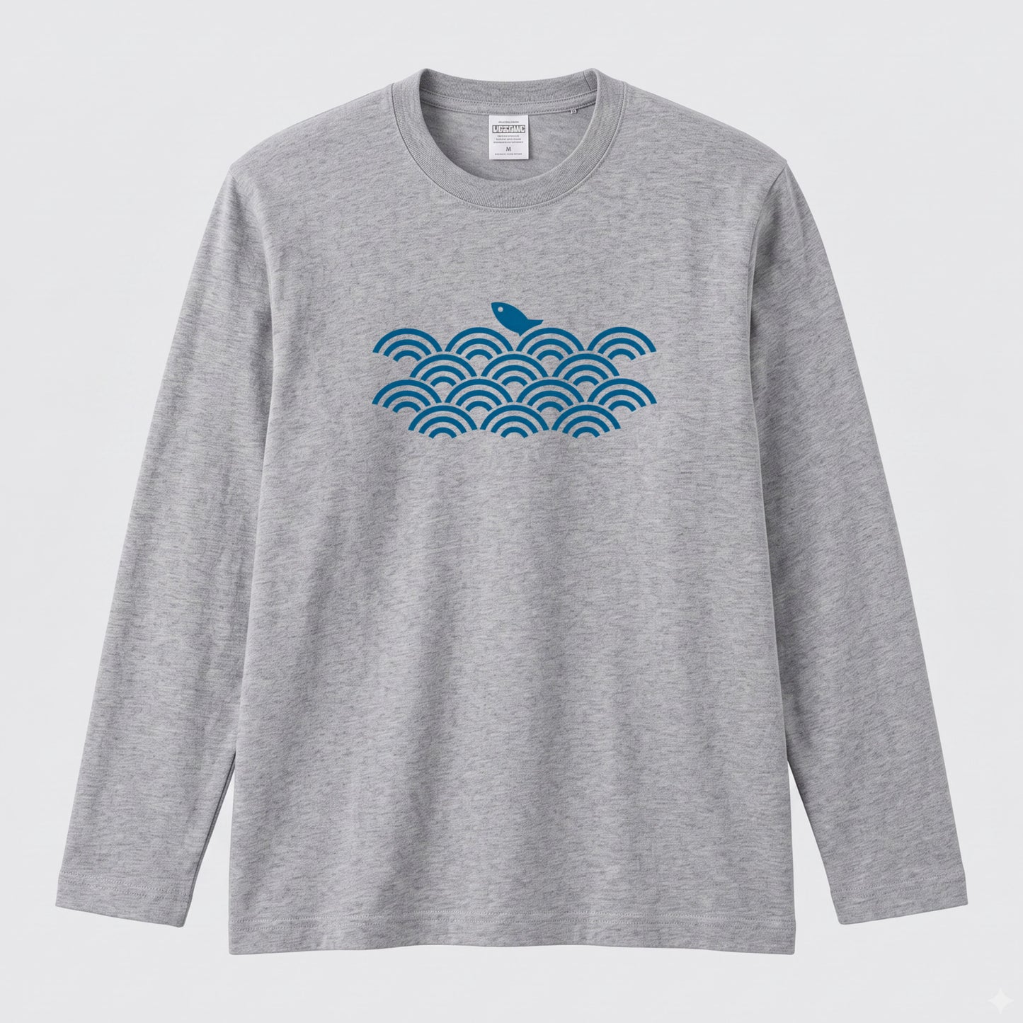 波と魚 | 和風 伝統 幾何学 青海波 魚 イラスト 釣り人 クール 長袖Tシャツ【釣り好き・和柄好き・アングラー・プレゼントに最適】