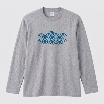 波と魚 | 和風 伝統 幾何学 青海波 魚 イラスト 釣り人 クール 長袖Tシャツ【釣り好き・和柄好き・アングラー・プレゼントに最適】