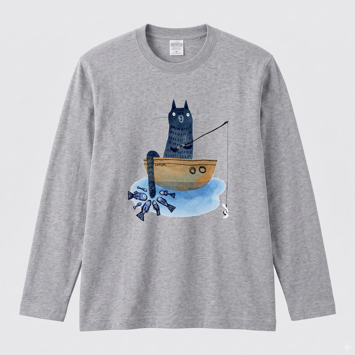 釣りをする猫 | 猫 小舟 魚 癒し イラスト 北欧 絵本風 ほのぼの 長袖Tシャツ【猫好き・釣り好き・アウトドア・プレゼントに最適】