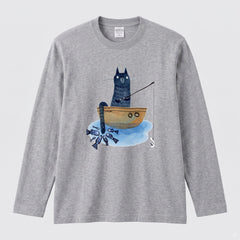 釣りをする猫 | 猫 小舟 魚 癒し イラスト 北欧 絵本風 ほのぼの 長袖Tシャツ【猫好き・釣り好き・アウトドア・プレゼントに最適】