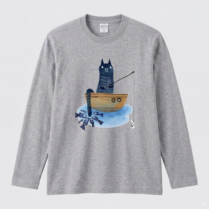 釣りをする猫 | 猫 小舟 魚 癒し イラスト 北欧 絵本風 ほのぼの 長袖Tシャツ【猫好き・釣り好き・アウトドア・プレゼントに最適】