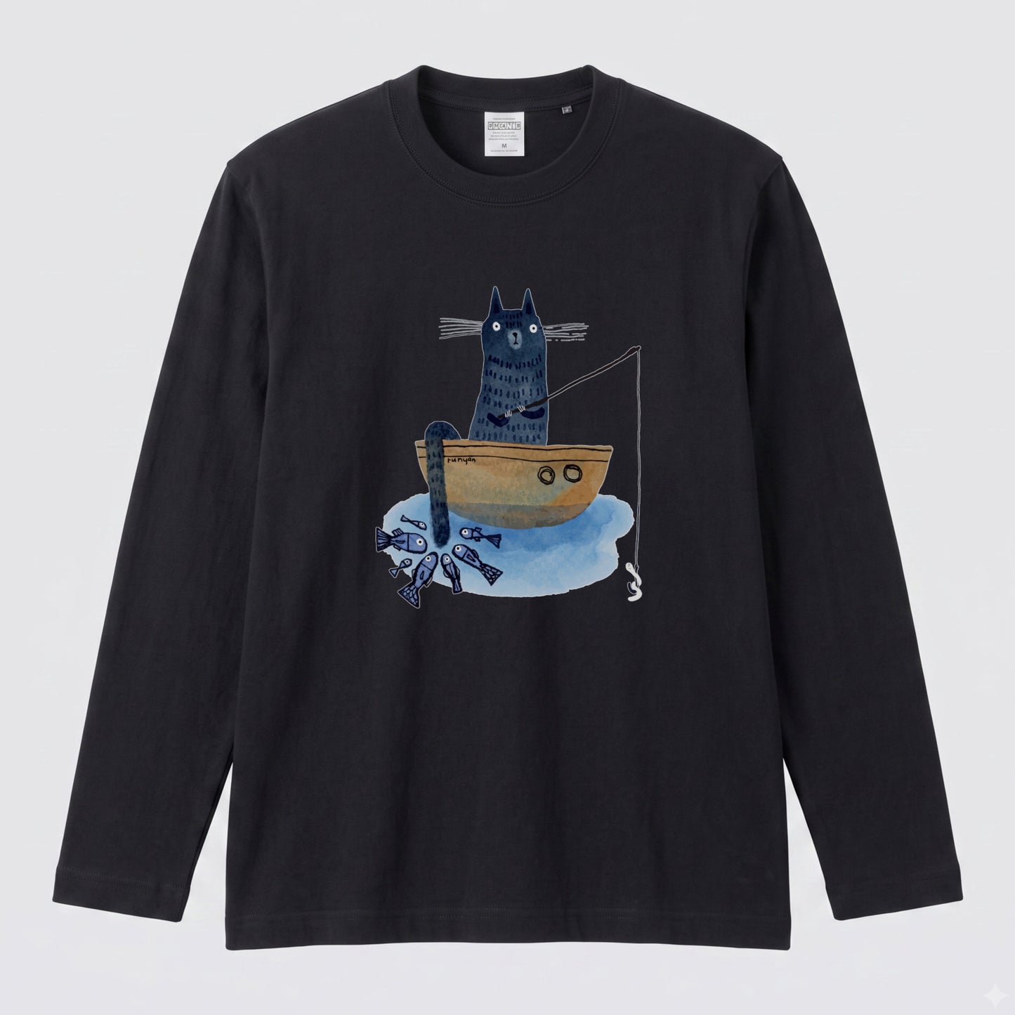 釣りをする猫 | 猫 小舟 魚 癒し イラスト 北欧 絵本風 ほのぼの 長袖Tシャツ【猫好き・釣り好き・アウトドア・プレゼントに最適】