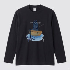 釣りをする猫 | 猫 小舟 魚 癒し イラスト 北欧 絵本風 ほのぼの 長袖Tシャツ【猫好き・釣り好き・アウトドア・プレゼントに最適】