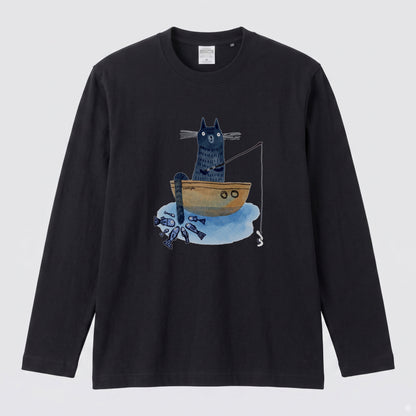 釣りをする猫 | 猫 小舟 魚 癒し イラスト 北欧 絵本風 ほのぼの 長袖Tシャツ【猫好き・釣り好き・アウトドア・プレゼントに最適】