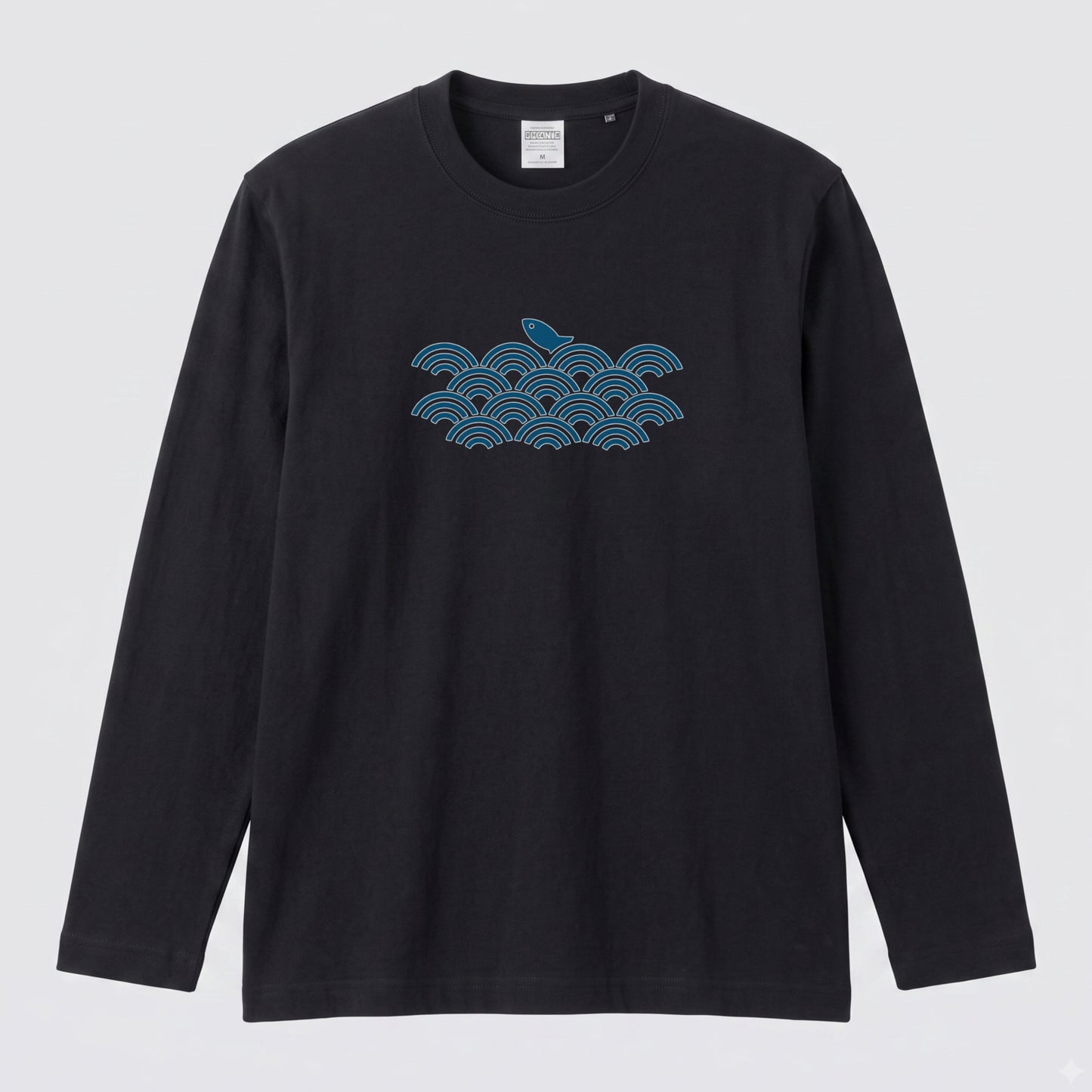 波と魚 | 和風 伝統 幾何学 青海波 魚 イラスト 釣り人 クール 長袖Tシャツ【釣り好き・和柄好き・アングラー・プレゼントに最適】