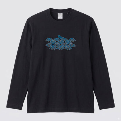 波と魚 | 和風 伝統 幾何学 青海波 魚 イラスト 釣り人 クール 長袖Tシャツ【釣り好き・和柄好き・アングラー・プレゼントに最適】