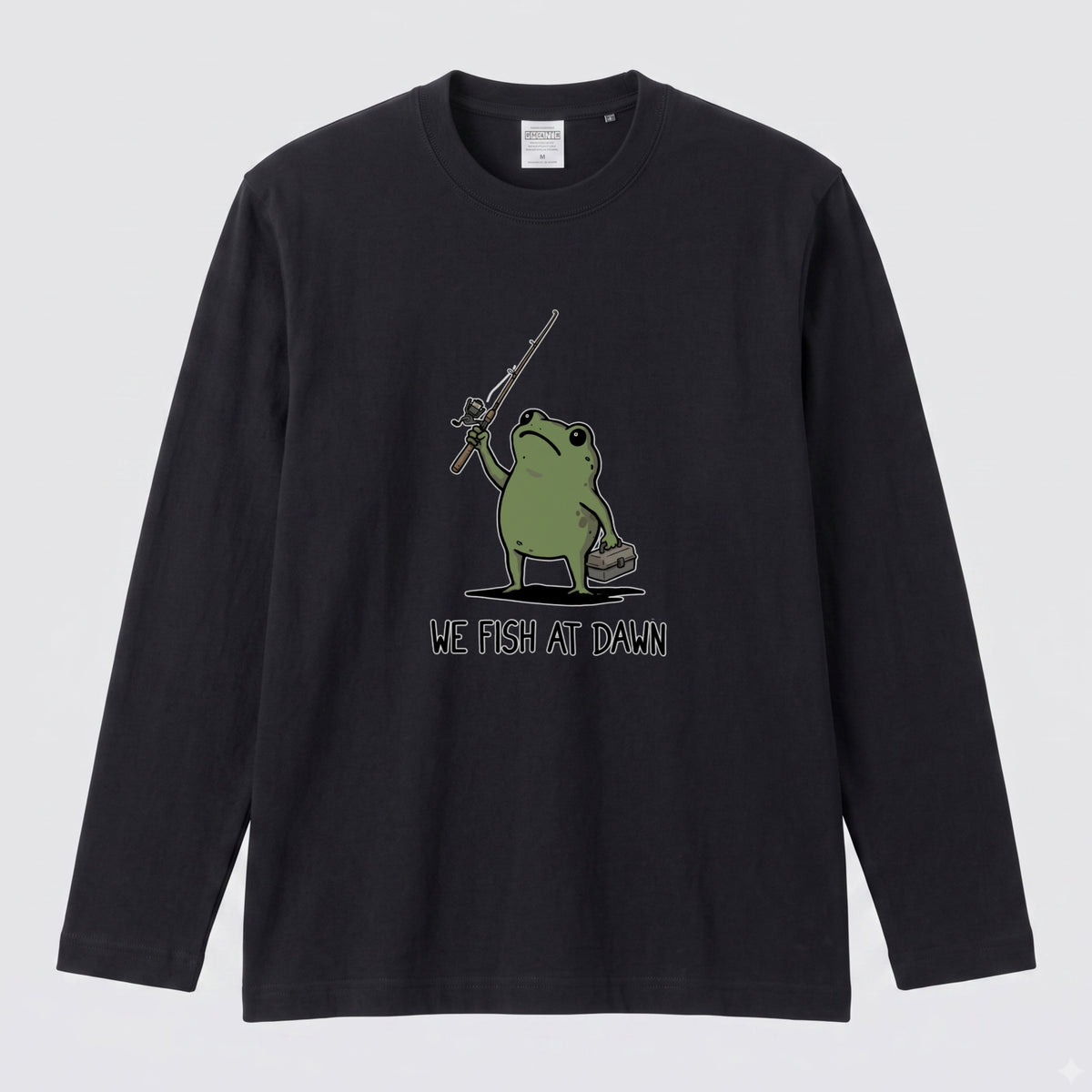 WE FISH AT DAWN | カエル 魚釣り イラスト ワンポイント かわいい 長袖Tシャツ【釣り男子・釣りガール・ルームウェア・ギフト】