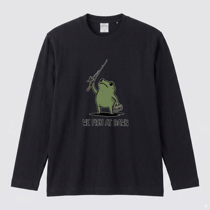 WE FISH AT DAWN | カエル 魚釣り イラスト ワンポイント かわいい 長袖Tシャツ【釣り男子・釣りガール・ルームウェア・ギフト】