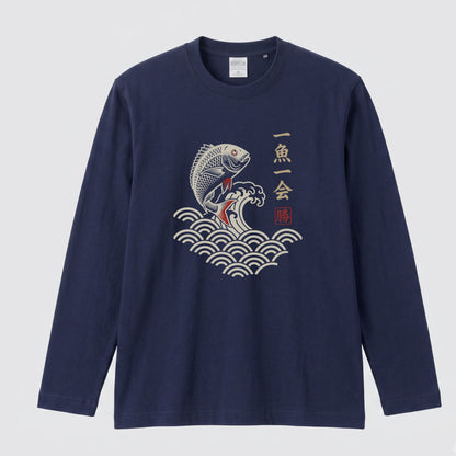 一魚一会 | 和柄 チヌ 黒鯛 波 浮世絵風 筆文字 釣り グラフィック 長袖Tシャツ【釣り雑貨・海釣り・磯釣り・カジュアル・ギフトに最適】