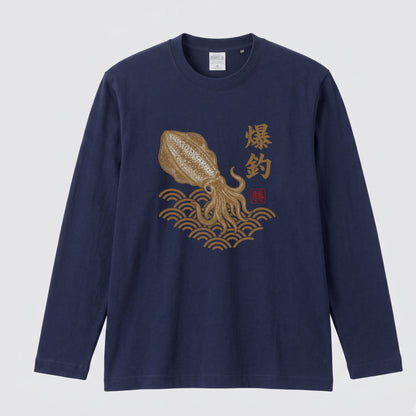 爆釣祈願 | 和柄 アオリイカ 烏賊 エギング 波 浮世絵風 筆文字 釣り グラフィック 長袖Tシャツ【釣り雑貨・海釣り・エギング・カジュアル・ギフトに最適】