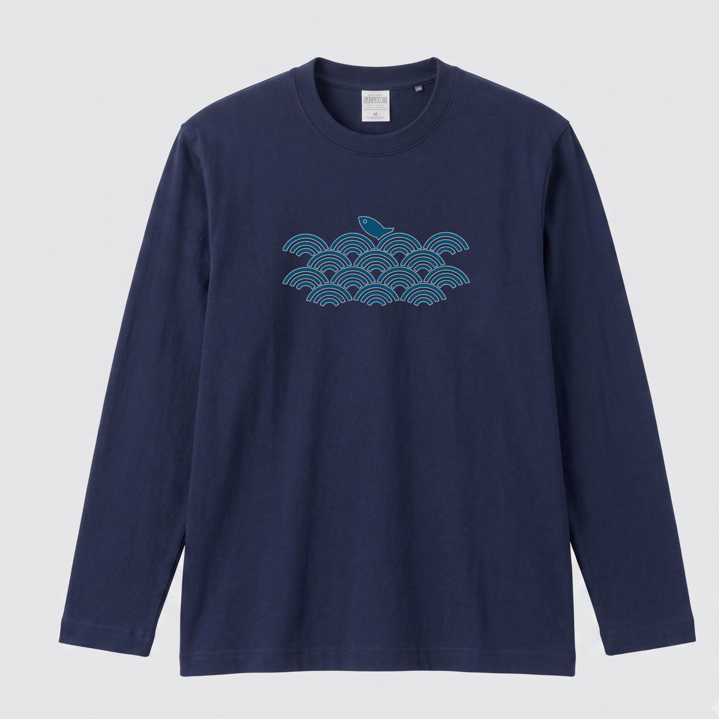 波と魚 | 和風 伝統 幾何学 青海波 魚 イラスト 釣り人 クール 長袖Tシャツ【釣り好き・和柄好き・アングラー・プレゼントに最適】