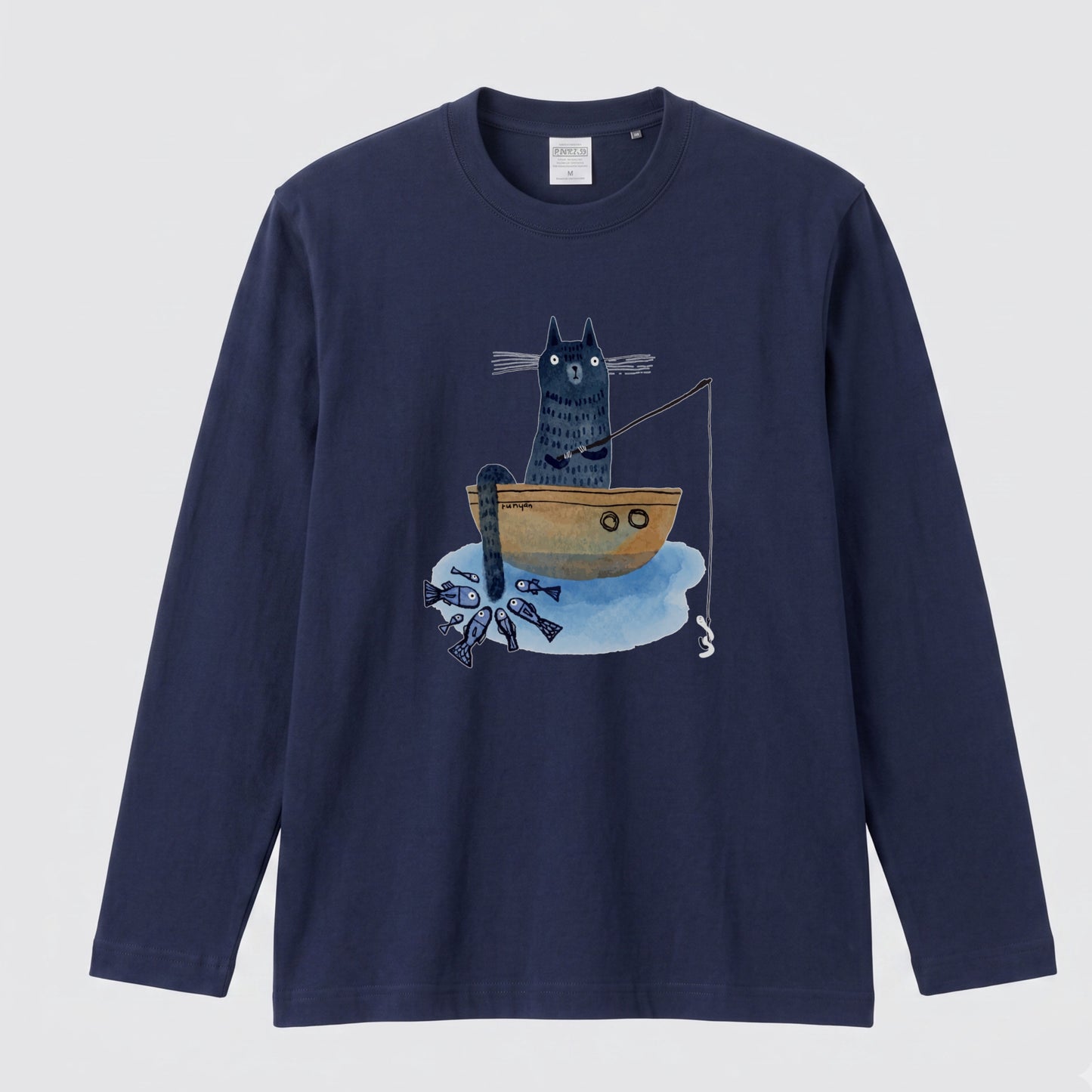 釣りをする猫 | 猫 小舟 魚 癒し イラスト 北欧 絵本風 ほのぼの 長袖Tシャツ【猫好き・釣り好き・アウトドア・プレゼントに最適】