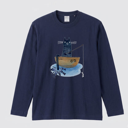 釣りをする猫 | 猫 小舟 魚 癒し イラスト 北欧 絵本風 ほのぼの 長袖Tシャツ【猫好き・釣り好き・アウトドア・プレゼントに最適】
