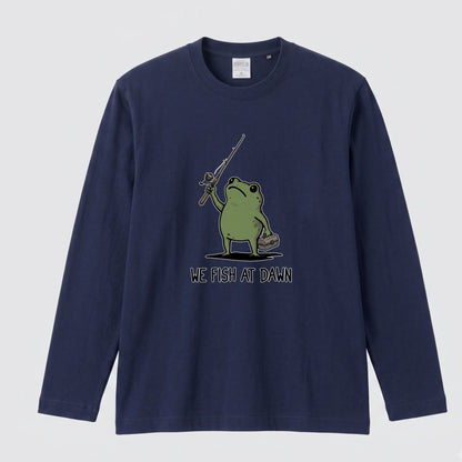 WE FISH AT DAWN | カエル 魚釣り イラスト ワンポイント かわいい 長袖Tシャツ【釣り男子・釣りガール・ルームウェア・ギフト】