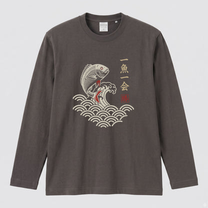 一魚一会 | 和柄 チヌ 黒鯛 波 浮世絵風 筆文字 釣り グラフィック 長袖Tシャツ【釣り雑貨・海釣り・磯釣り・カジュアル・ギフトに最適】