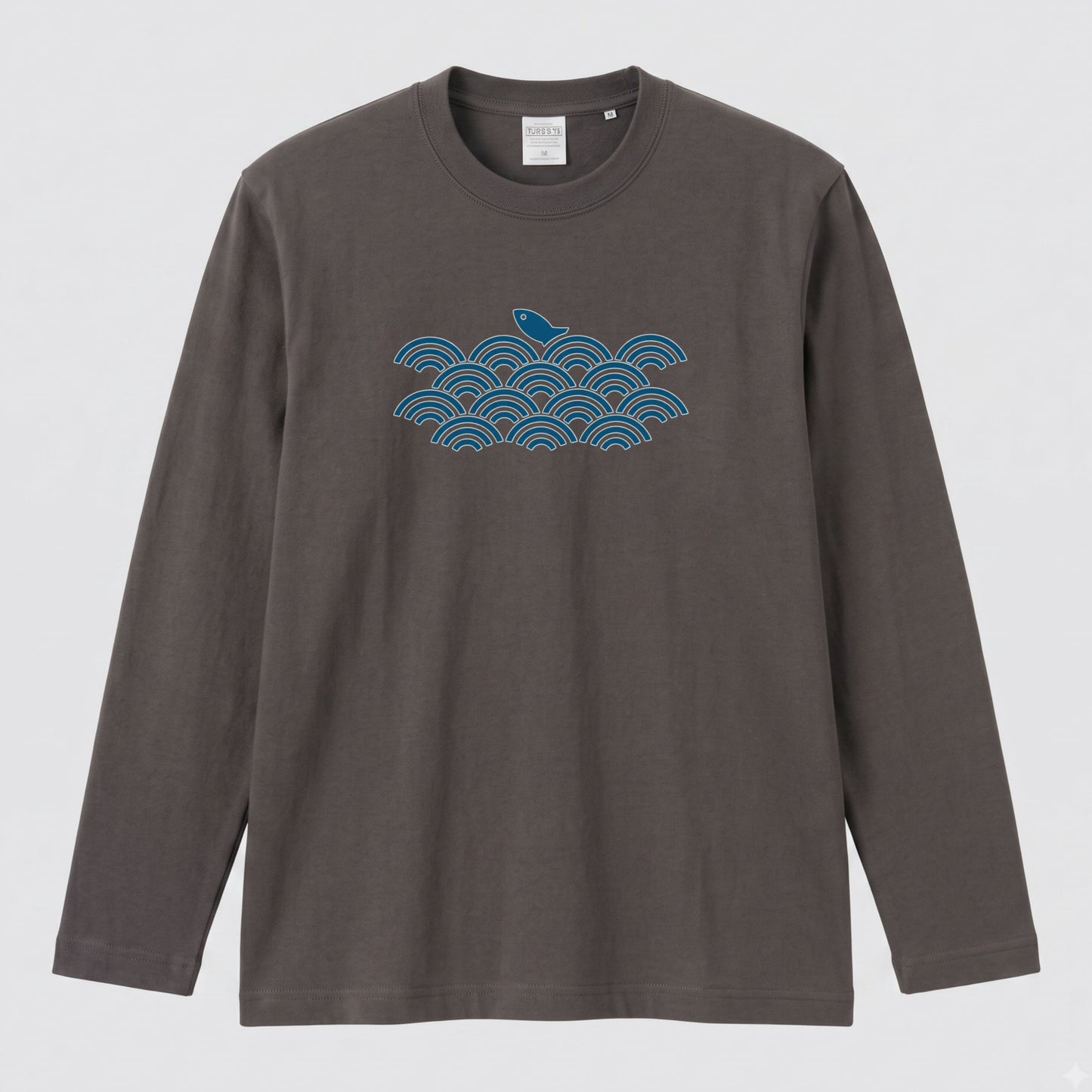 波と魚 | 和風 伝統 幾何学 青海波 魚 イラスト 釣り人 クール 長袖Tシャツ【釣り好き・和柄好き・アングラー・プレゼントに最適】