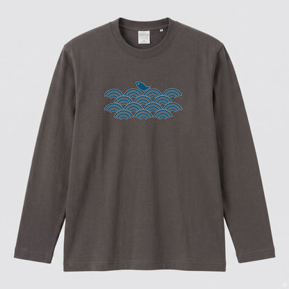 波と魚 | 和風 伝統 幾何学 青海波 魚 イラスト 釣り人 クール 長袖Tシャツ【釣り好き・和柄好き・アングラー・プレゼントに最適】