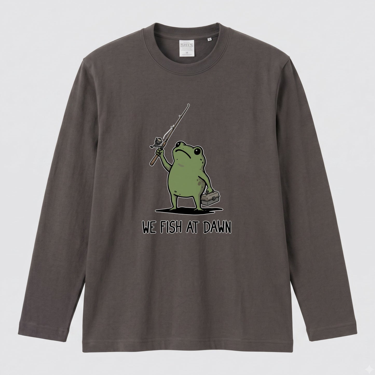 WE FISH AT DAWN | カエル 魚釣り イラスト ワンポイント かわいい 長袖Tシャツ【釣り男子・釣りガール・ルームウェア・ギフト】