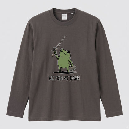 WE FISH AT DAWN | カエル 魚釣り イラスト ワンポイント かわいい 長袖Tシャツ【釣り男子・釣りガール・ルームウェア・ギフト】