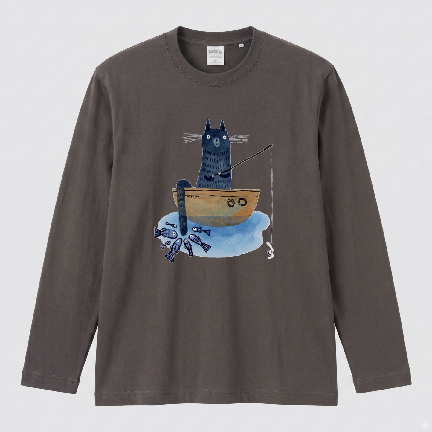 釣りをする猫 | 猫 小舟 魚 癒し イラスト 北欧 絵本風 ほのぼの 長袖Tシャツ【猫好き・釣り好き・アウトドア・プレゼントに最適】