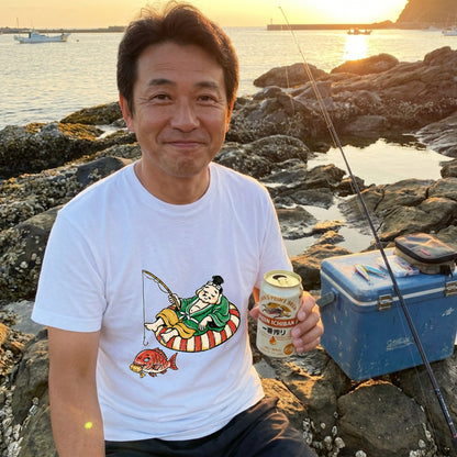 EBISU SUMMER | 手描き風 恵比寿様 釣り タイ バカンス グラフィック Tシャツ【和風レトロ・釣り人・普段着・オシャレ・ギフトに最適】