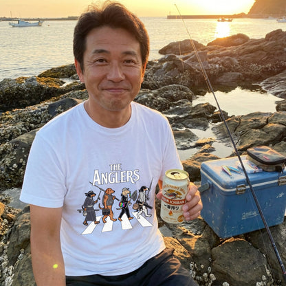 THE ANGLERS DACHSHUND| 釣り人 ミニチュアダックス 横断歩道 ゆるかわ パロディ Tシャツ【犬好き・愛犬家・釣りグッズ・イベント・プレゼントに最適】