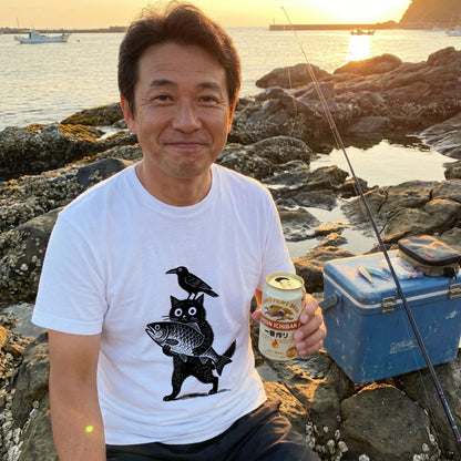 「魚を抱く黒猫とカラス」木版画風 ホワイトアートTシャツ | CASTMODE