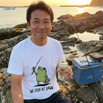 「WE FISH AT DAWN」タックルボックス持つ蛙 ゆるカワ白Tシャツ | CASTMODE