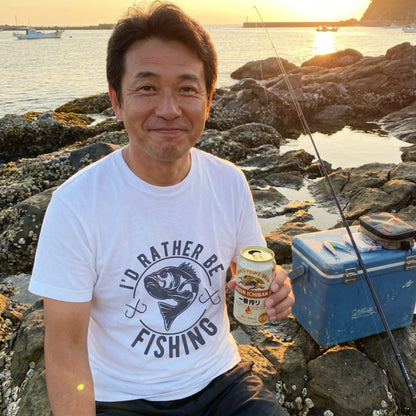 【I'D RATHER BE FISHING】ヴィンテージ風 ブラックバス 釣りイラスト白Tシャツ | CASTMODE