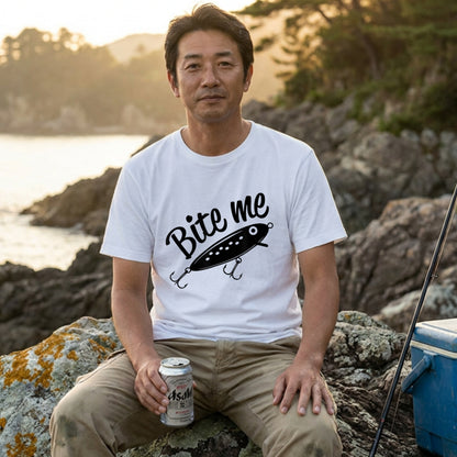 「Bite me」ルアー イラスト Tシャツ - おもしろ 釣り 服 | CASTMODE