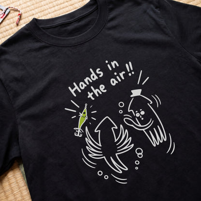 Hands in the air イカ エギング おもしろ 釣り Tシャツ ｜フロントプリント