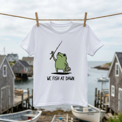 「WE FISH AT DAWN」タックルボックス持つ蛙 ゆるカワ白Tシャツ | CASTMODE