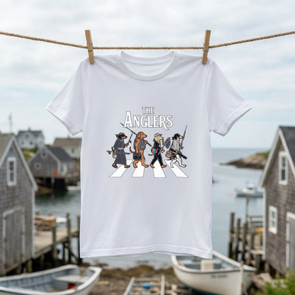 THE ANGLERS DACHSHUND| 釣り人 ミニチュアダックス 横断歩道 ゆるかわ パロディ Tシャツ【犬好き・愛犬家・釣りグッズ・イベント・プレゼントに最適】