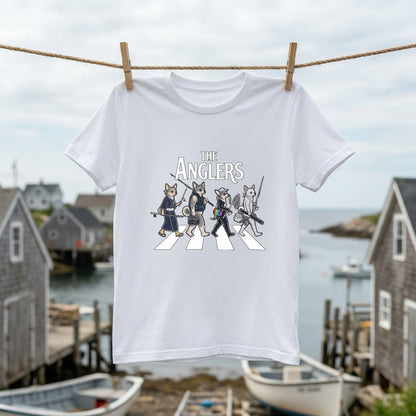 THE ANGLERS CHIHUAHUA | 釣り人 チワワ 横断歩道 ゆるかわ パロディ Tシャツ【犬好き・愛犬家・小型犬・釣りグッズ・イベント・プレゼントに最適】