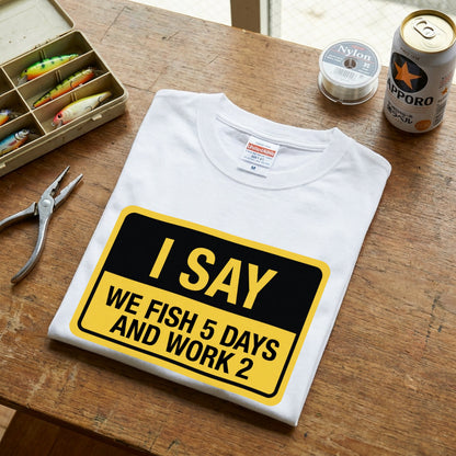 I SAY WE FISH 5 DAYS AND WORK 2 Tシャツ | 釣り好き・バス釣り・フィッシング・ユーモア・おもしろ・アウトドアに人気