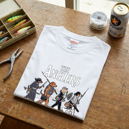 THE ANGLERS DACHSHUND| 釣り人 ミニチュアダックス 横断歩道 ゆるかわ パロディ Tシャツ【犬好き・愛犬家・釣りグッズ・イベント・プレゼントに最適】