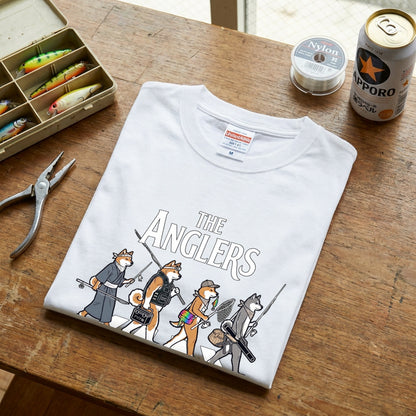 THE ANGLERS AKITA | 釣り人 秋田犬 横断歩道 ゆるかわ パロディ Tシャツ【犬好き・愛犬家・和犬・釣りグッズ・イベント・プレゼントに最適】