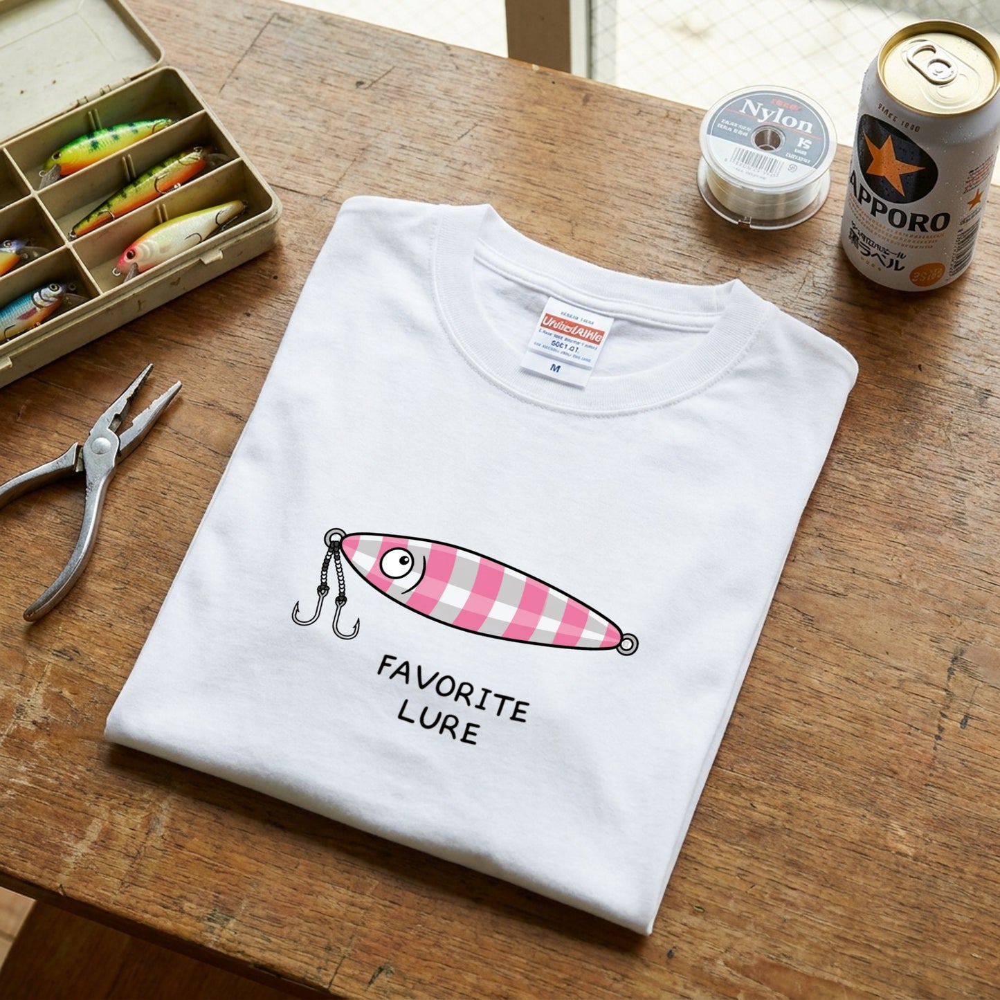 「FAVORITE LURE」 ピンクゼブラ メタルジグ Tシャツ - かわいい 釣り 服 | CASTMODE