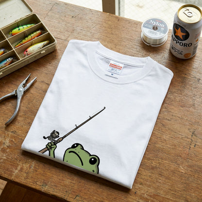 「WE FISH AT DAWN」タックルボックス持つ蛙 ゆるカワ白Tシャツ | CASTMODE