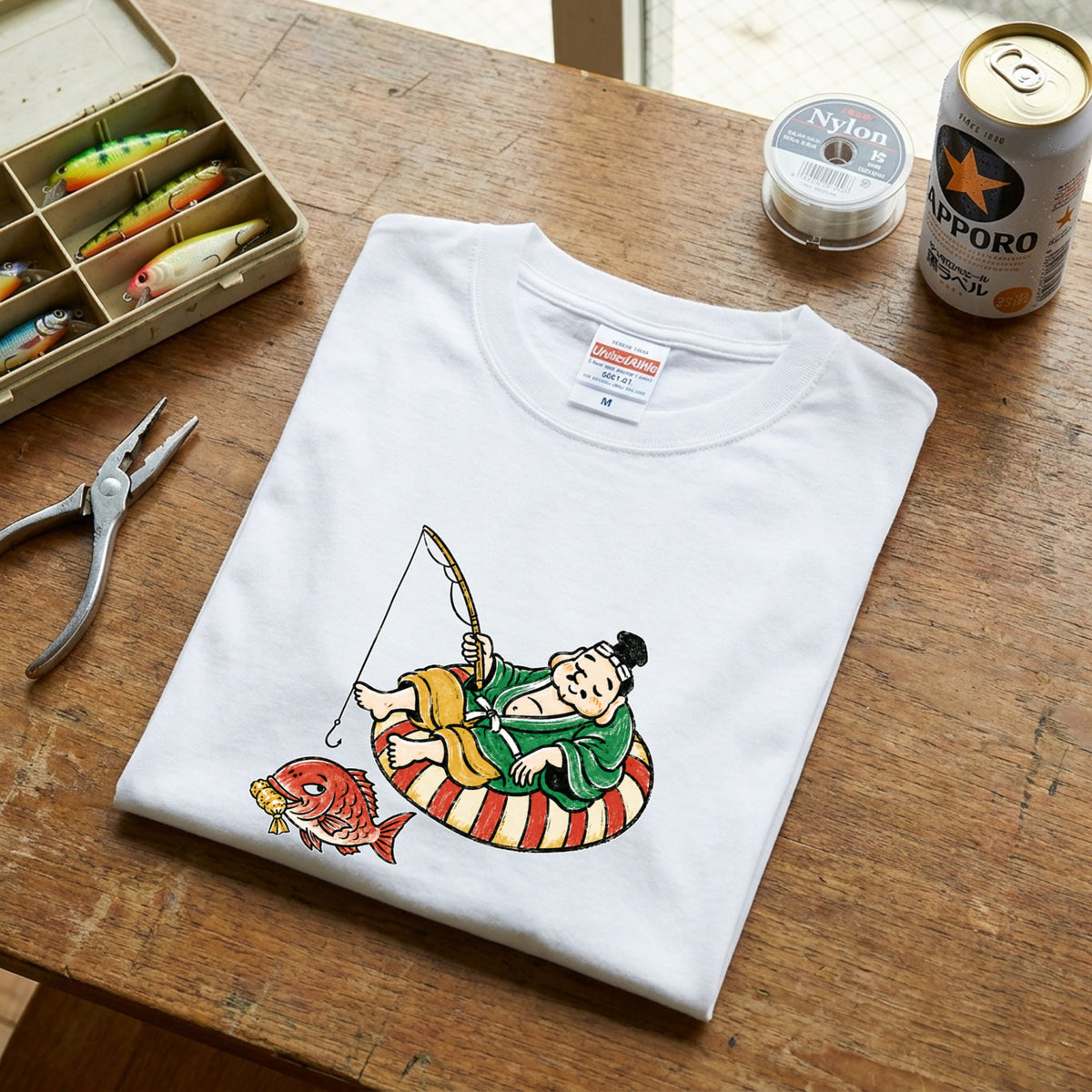 EBISU SUMMER | 手描き風 恵比寿様 釣り タイ バカンス グラフィック Tシャツ【和風レトロ・釣り人・普段着・オシャレ・ギフトに最適】