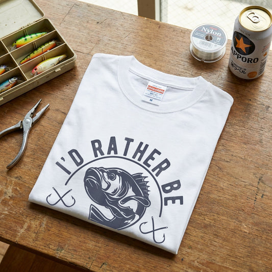 【I'D RATHER BE FISHING】ヴィンテージ風 ブラックバス 釣りイラスト白Tシャツ | CASTMODE