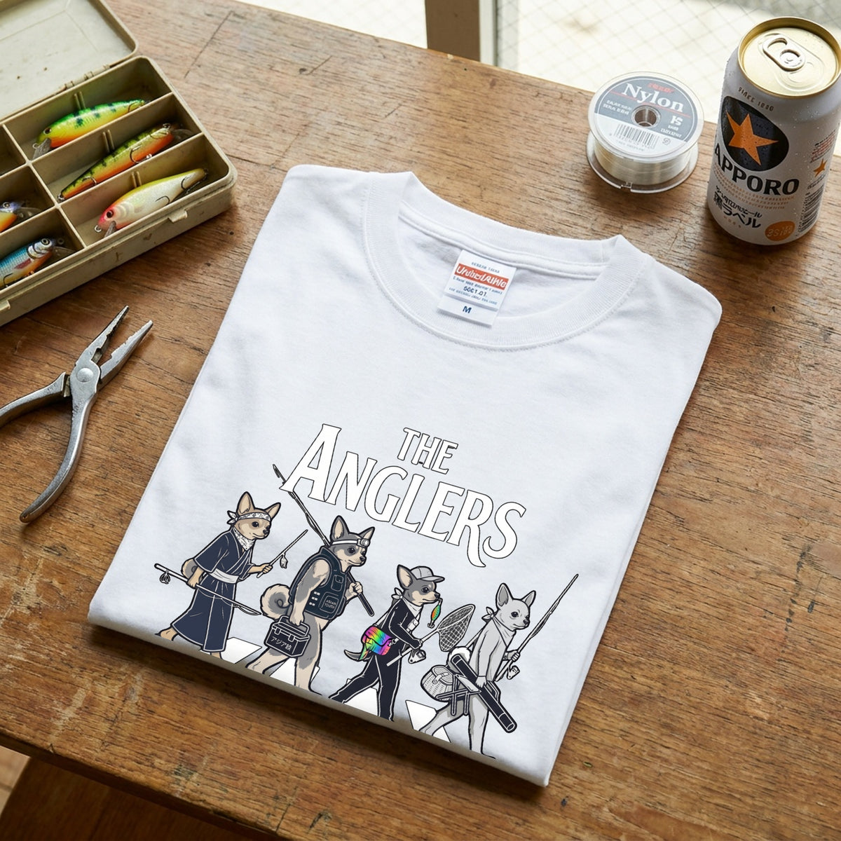 THE ANGLERS CHIHUAHUA | 釣り人 チワワ 横断歩道 ゆるかわ パロディ Tシャツ【犬好き・愛犬家・小型犬・釣りグッズ・イベント・プレゼントに最適】