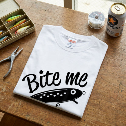 「Bite me」ルアー イラスト Tシャツ - おもしろ 釣り 服 | CASTMODE